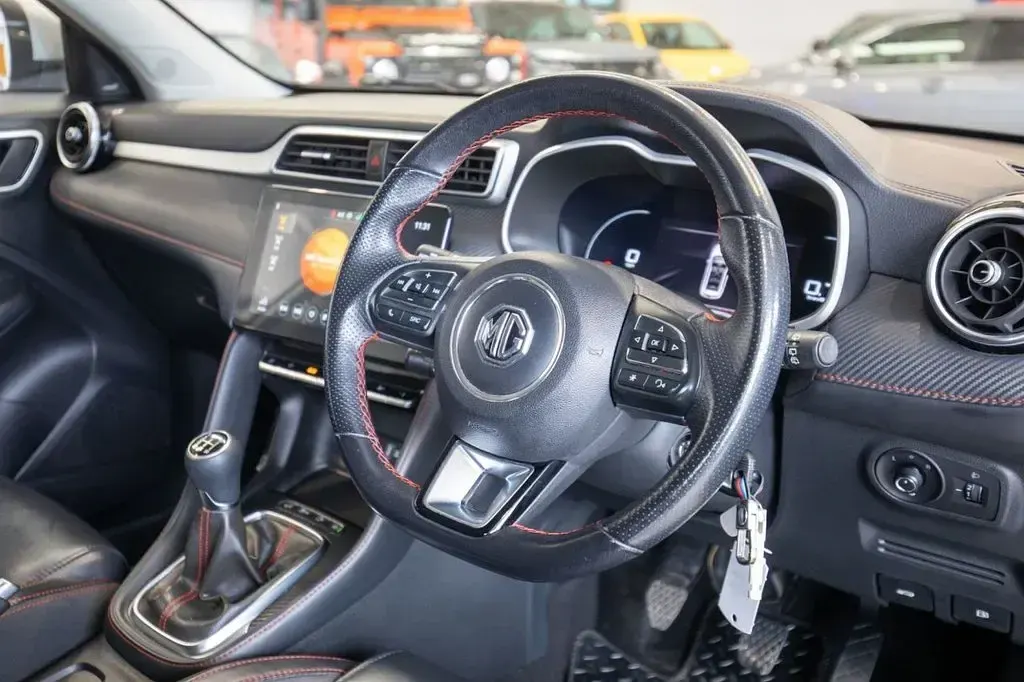 Usado MG ZS Exclusive 106 CV (77 kW) 2021 Plateado SUV