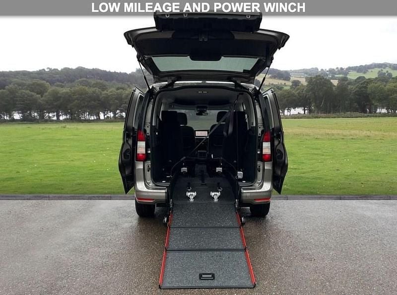 Used Ford Tourneo Connect Titanium 122 HP (89 kW) 2024 Silver MPV