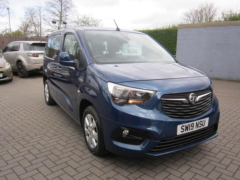 Second-hand Vauxhall Combo 110 CP (80 kW) 2019 Albastru Monovolum