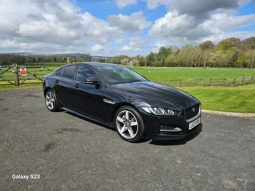 Używany Jaguar XE R-Sport 180 KM (132 kW) 2017 Czarny Sedan/Limuzyna
