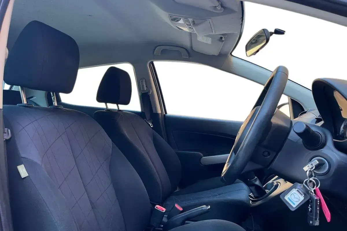 Usado Mazda 2 84 HP (61 kW) 2014 Branco Citadino