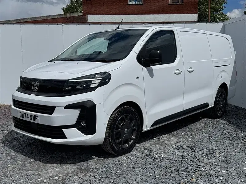 Used Vauxhall Vivaro 145 HP (106 kW) 2025 White MPV