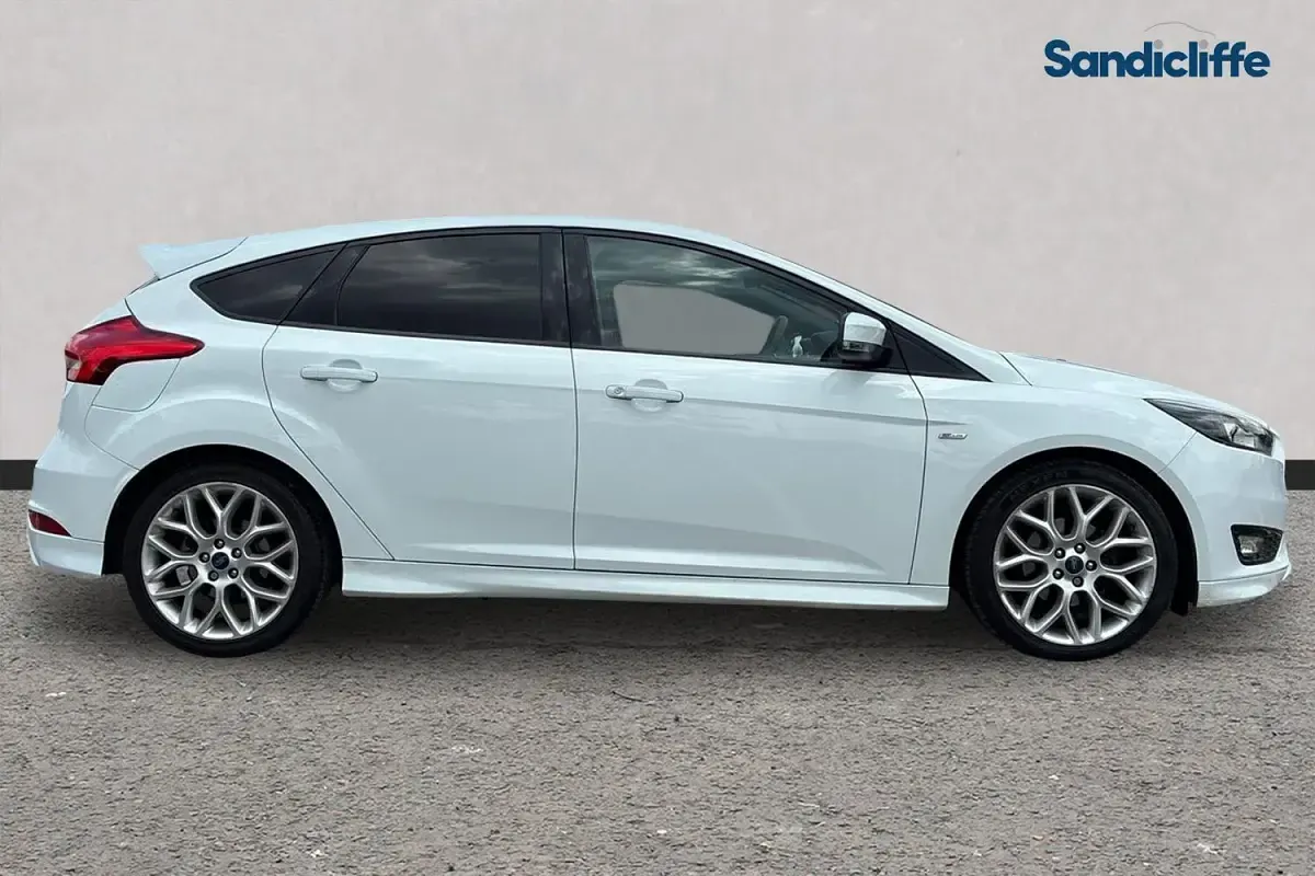 Used Ford Focus ST-Line 140 HP (102 kW) 2017 White Hatchback