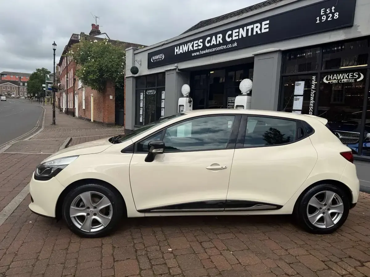 Used Renault Clio Dynamique 75 HP (55 kW) 2015 Cream Hatchback