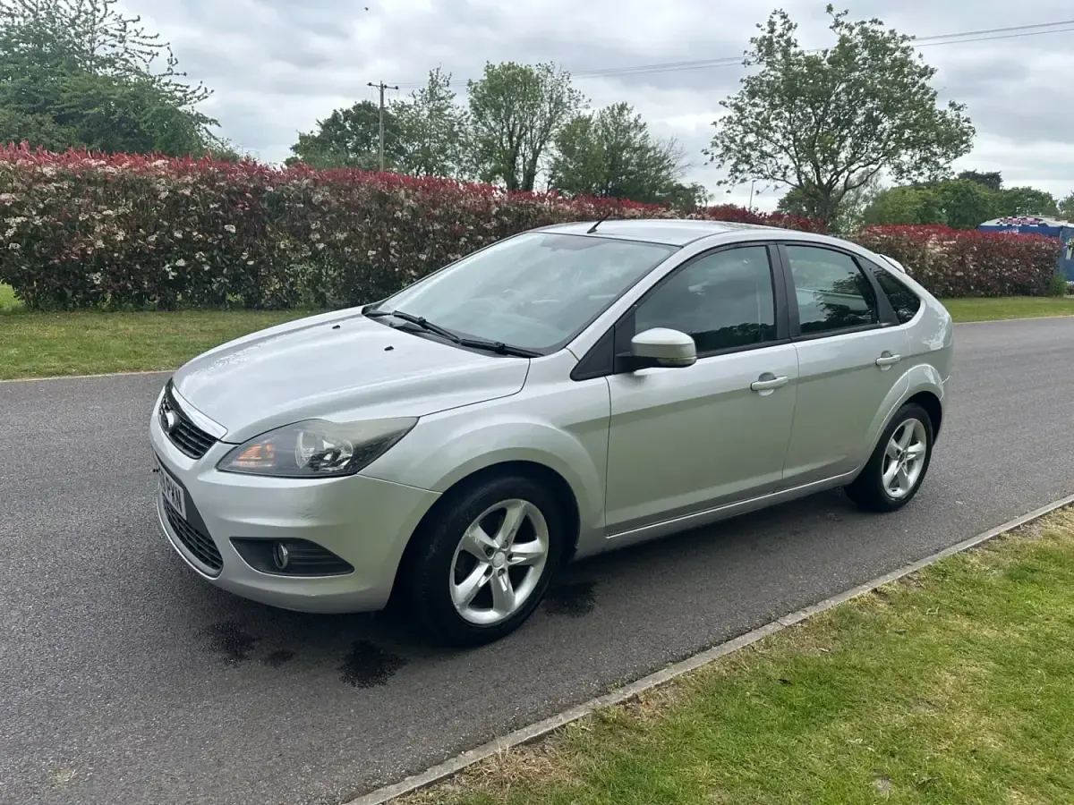 Używany Ford Focus Zetec 2010 Srebrny Hatchback