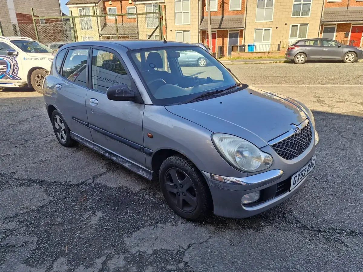 Used Daihatsu Sirion 102 HP (75 kW) 2002 Silver Hatchback