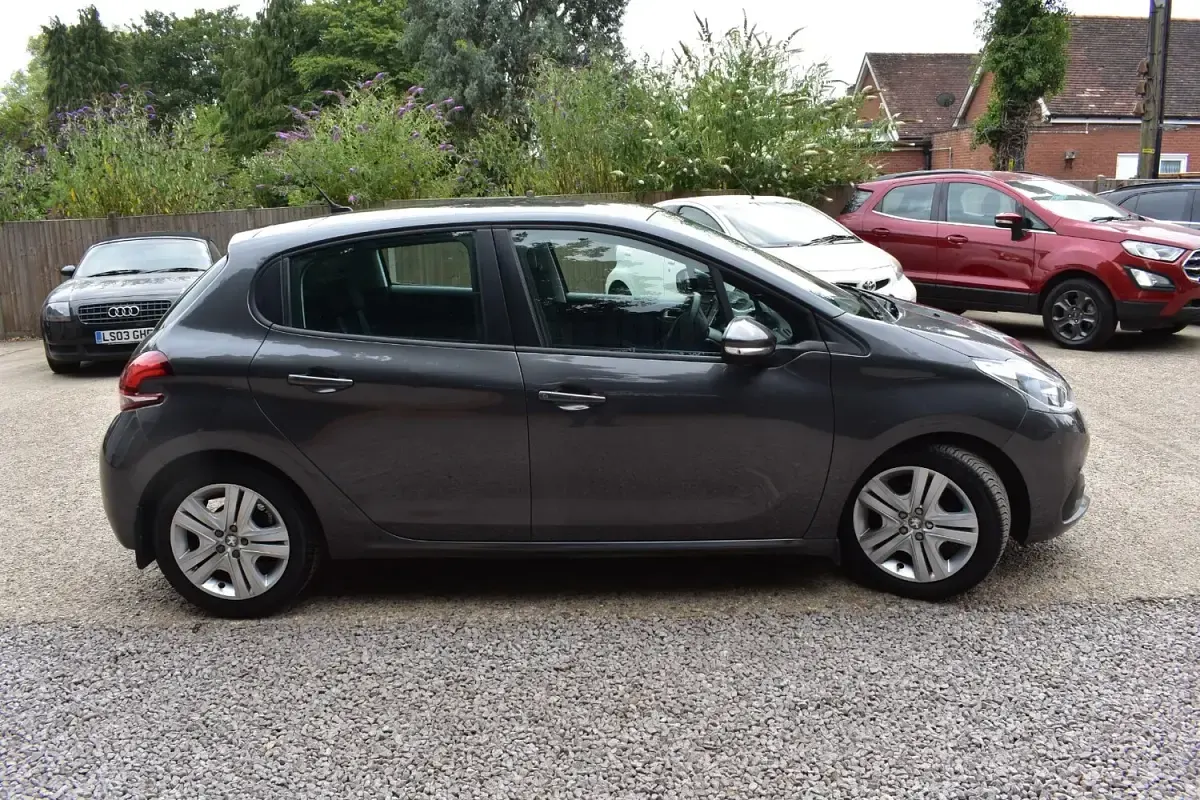 Used Peugeot 208 Active 100 HP (73 kW) 2019 Grey Hatchback