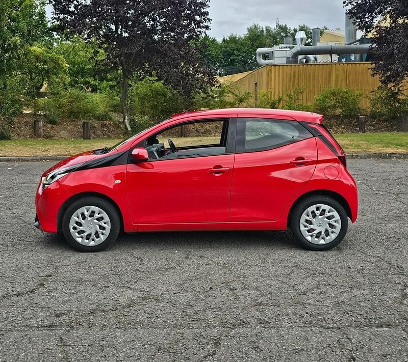 Used Toyota Aygo X-play 72 HP (52 kW) 2020 Red Hatchback
