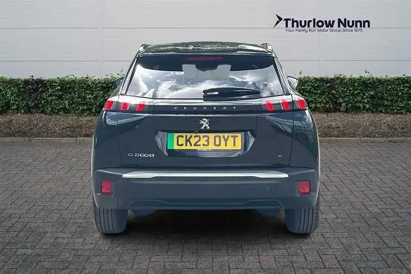 Usado Peugeot e-2008 Allure+ 100 kW (136 CV) 2023 Negro SUV