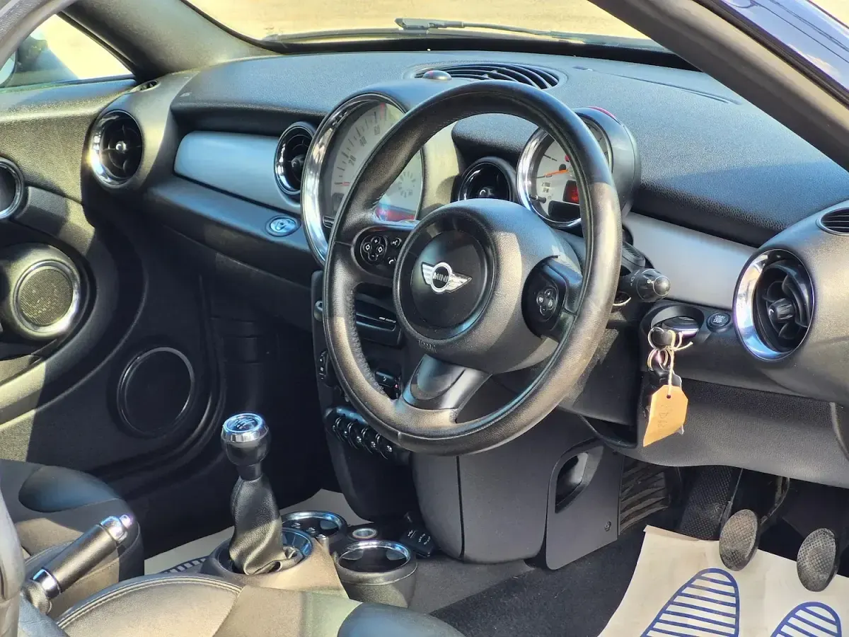 Used Mini Cooper Roadster 122 HP (89 kW) 2013 Cream Cabriolet