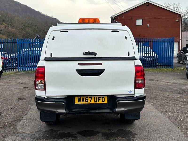 Used Toyota HiLux Active 150 HP (110 kW) 2017 White Pickup