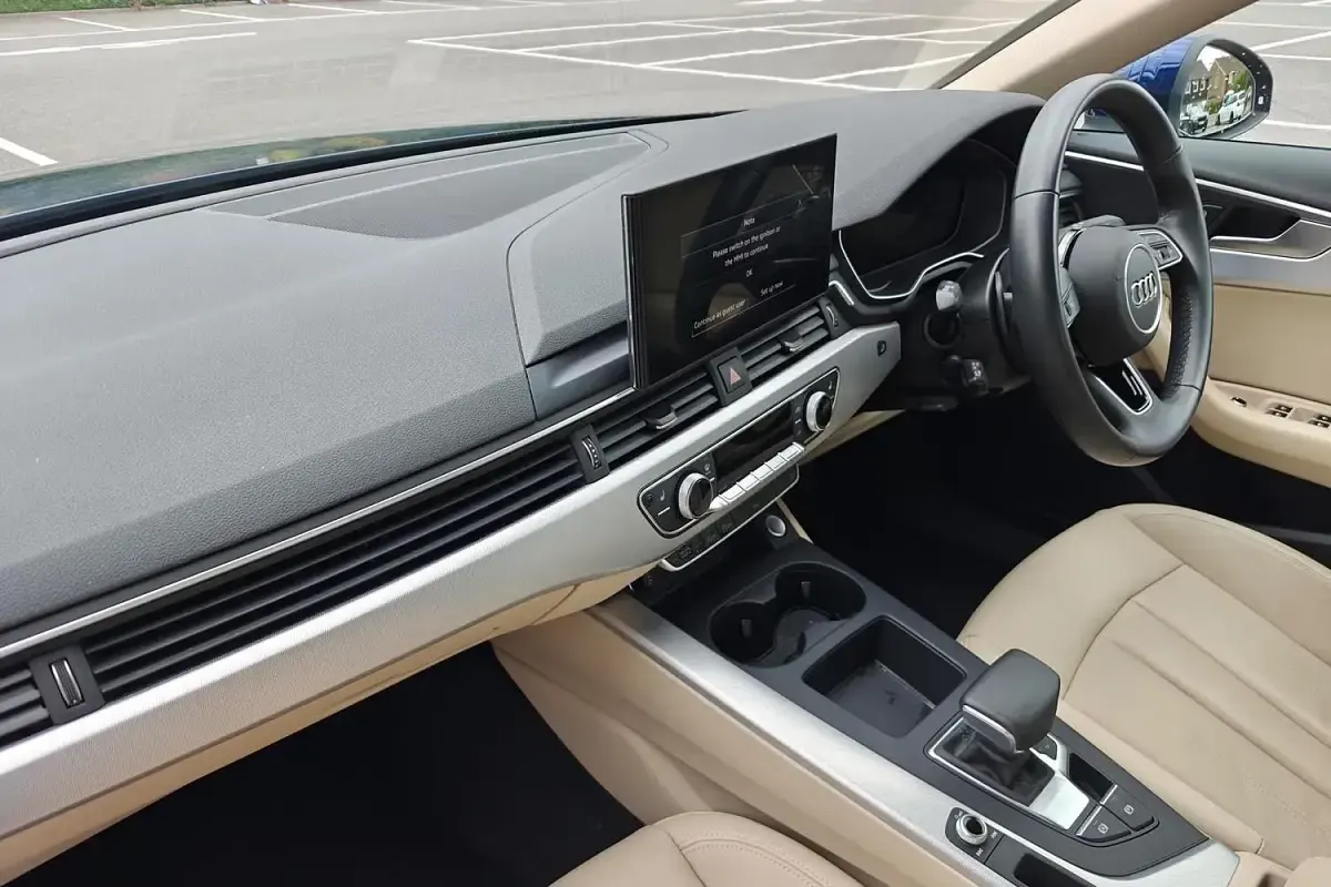 Używany Audi A4 Black Edition 147 KM (108 kW) 2022 Niebieski Sedan/Limuzyna