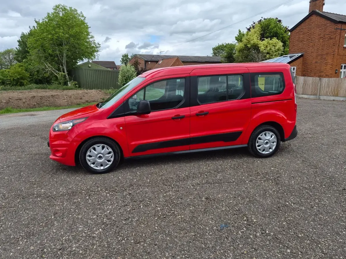Usado Ford Tourneo Connect Zetec 120 HP (88 kW) 2017 Vermelho Monovolume