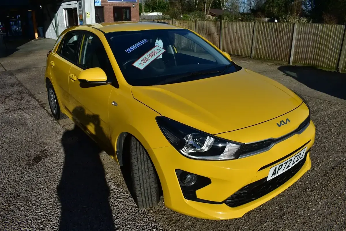 Begagnad Kia Rio 83 HK (61 kW) 2022 Gul Halvkombi