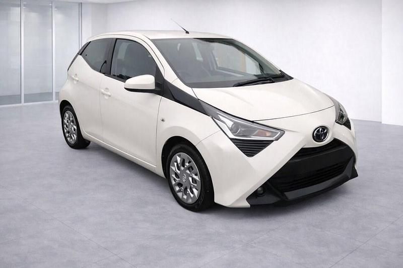 Used Toyota Aygo X-play 71 HP (52 kW) 2019 White Hatchback