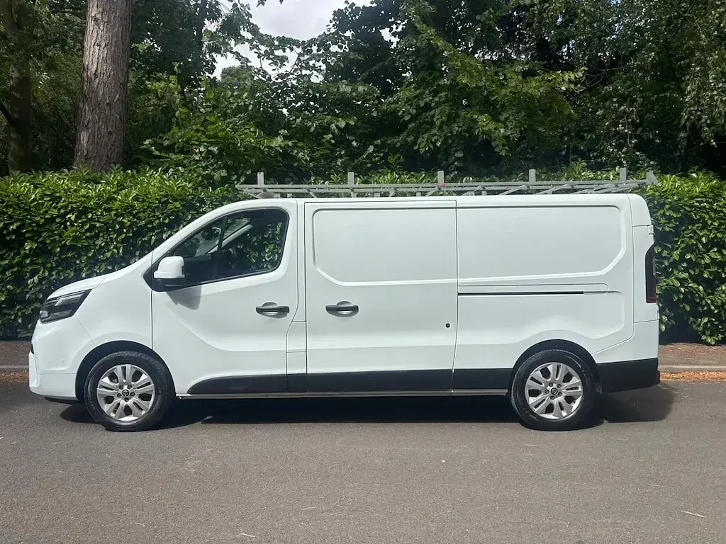 Used Nissan Primastar Tekna 130 HP (95 kW) 2023 White MPV