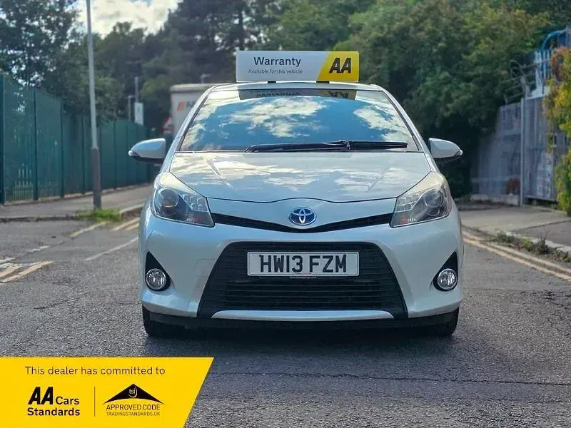 Used Toyota Yaris 100 HP (73 kW) 2013 White Hatchback