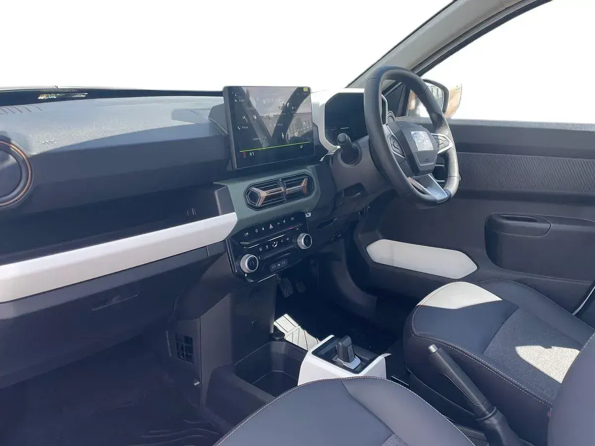 New Dacia Spring Extreme 75 kW (102 HP) 2026 White Hatchback