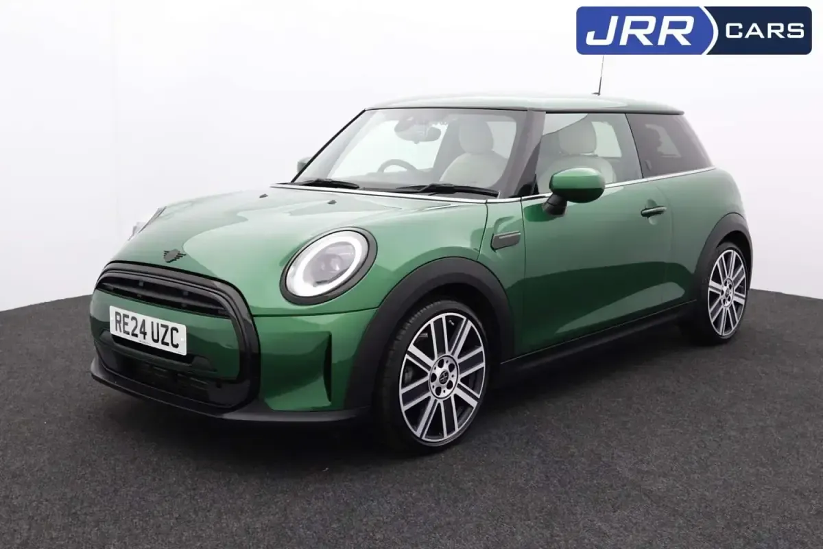 Begagnad Mini Cooper Exclusive 2024 Grön Halvkombi