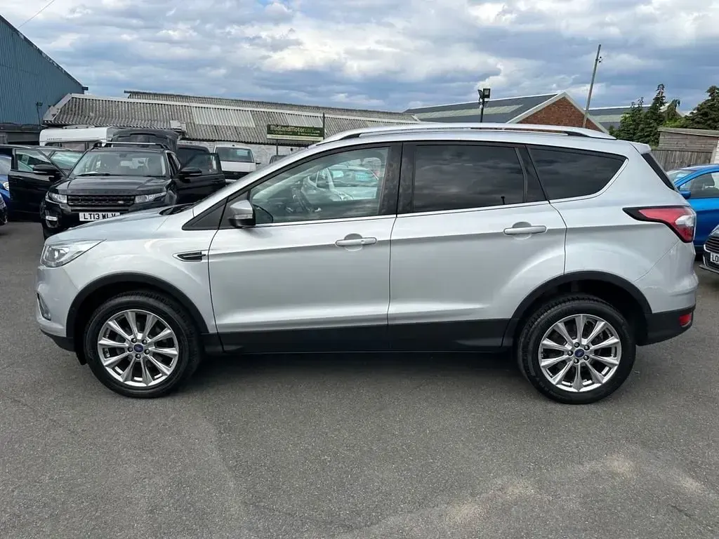 Usado Ford Kuga Titanium 120 CV (88 kW) 2019 Plateado SUV