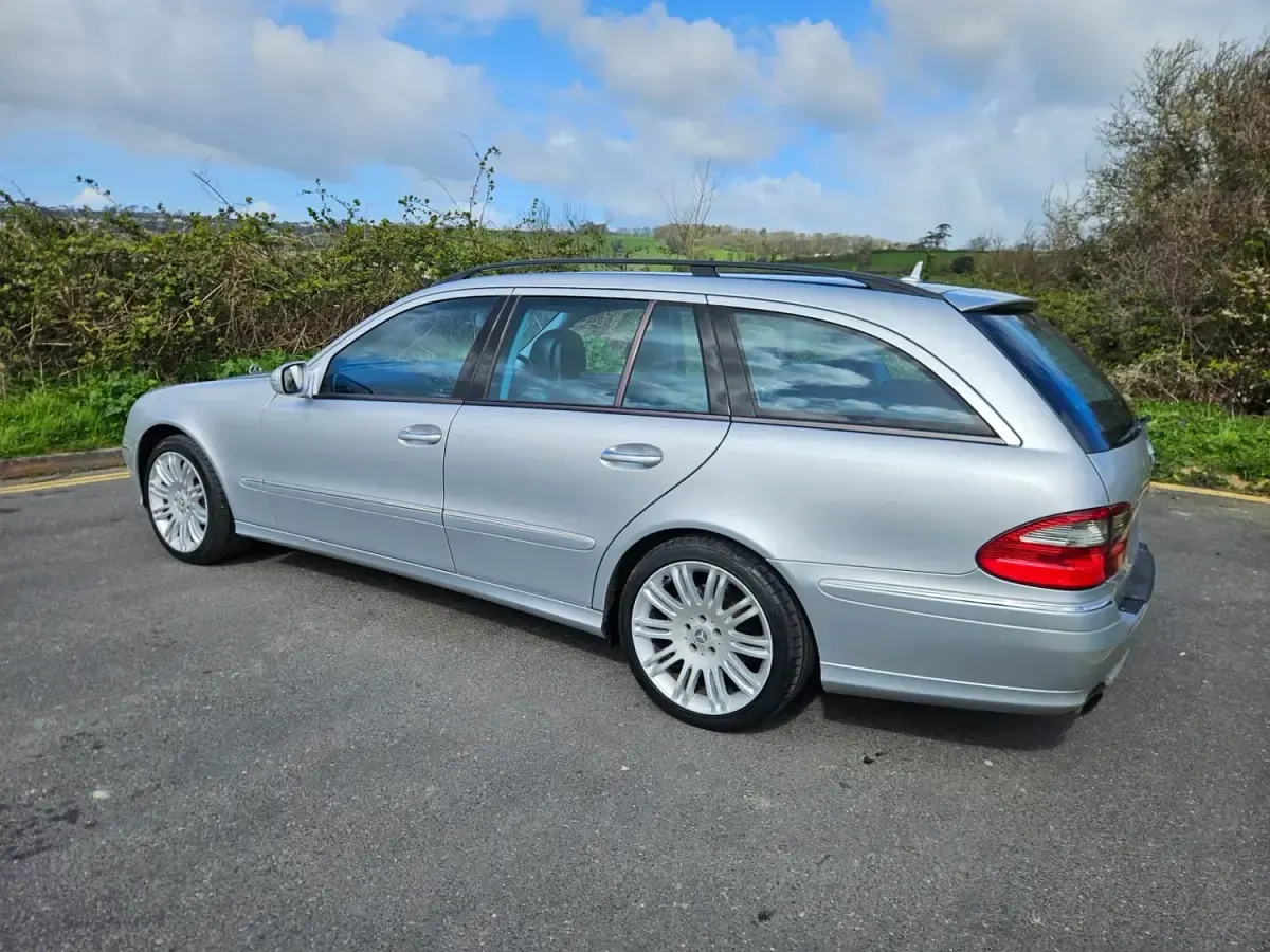 Usado Mercedes E280 2006 Plateado Familiar