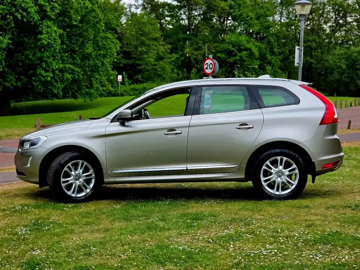 Second-hand Volvo XC60 SE Lux 2015 Auriu SUV