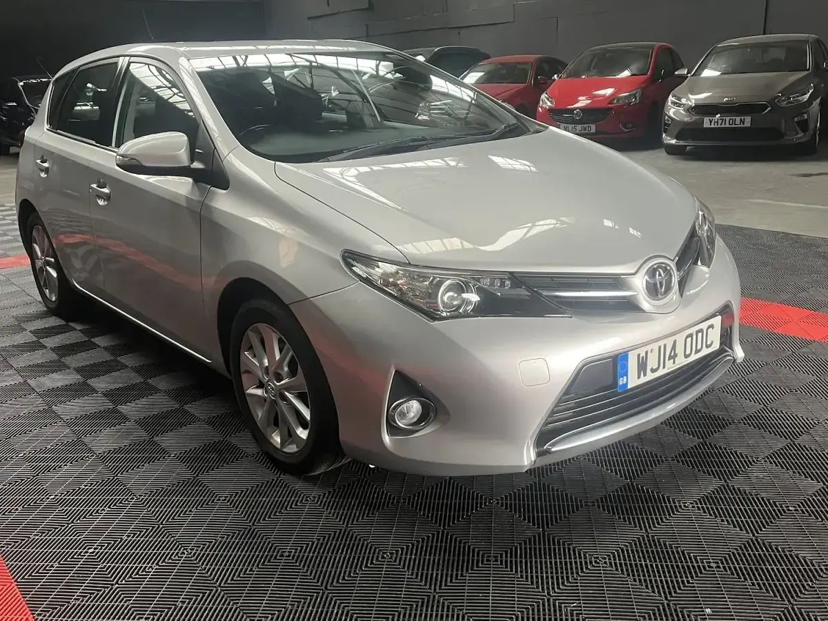 Used Toyota Auris 132 HP (97 kW) 2014 Silver Hatchback
