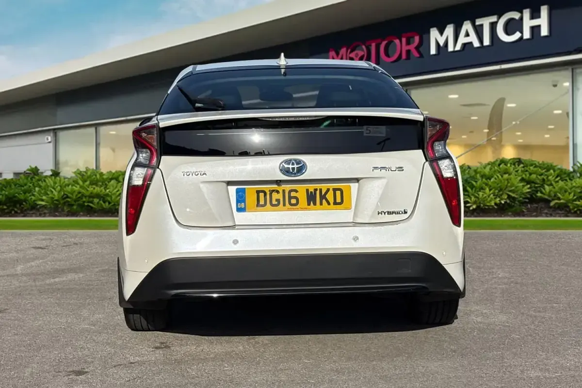 Used Toyota Prius Business Edition 2016 White Hatchback