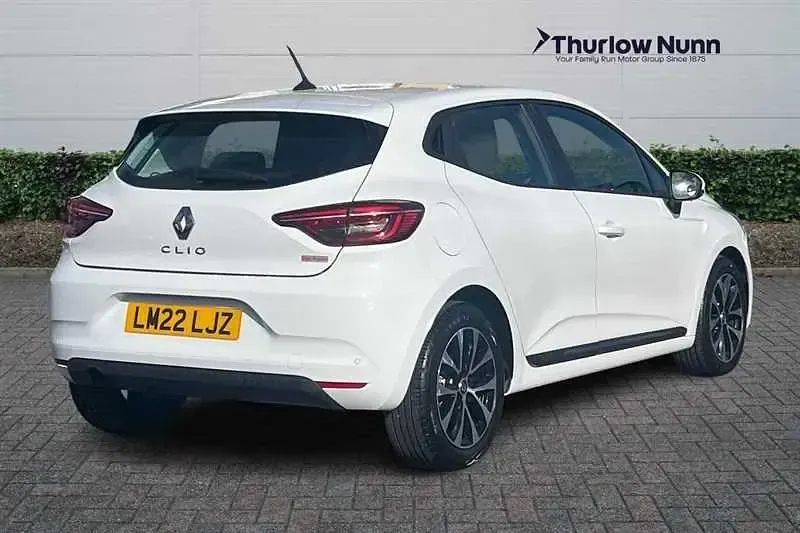 Used Renault Clio V Iconic 90 HP (66 kW) 2022 White Hatchback