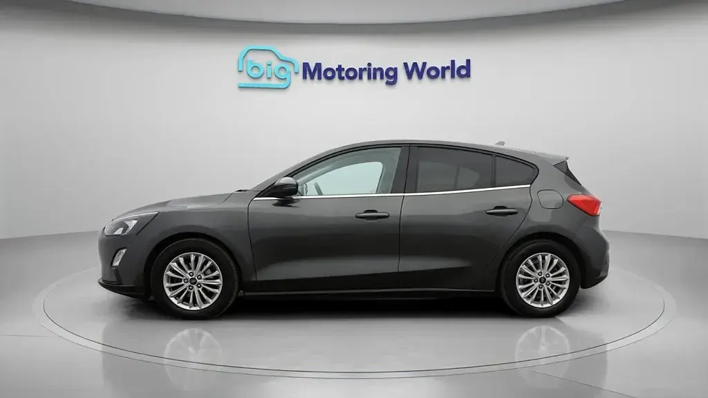 Begagnad Ford Focus Titanium 120 HK (88 kW) 2021 Grå Halvkombi