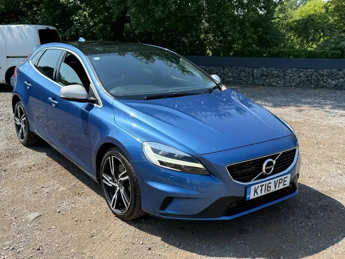 Used Volvo V40 R-Design Pro 190 HP (139 kW) 2016 Blue Hatchback