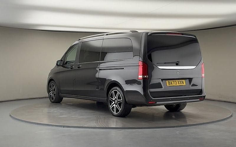 Usado Mercedes V300 AMG line 237 HP (174 kW) 2023 Cinzento Monovolume