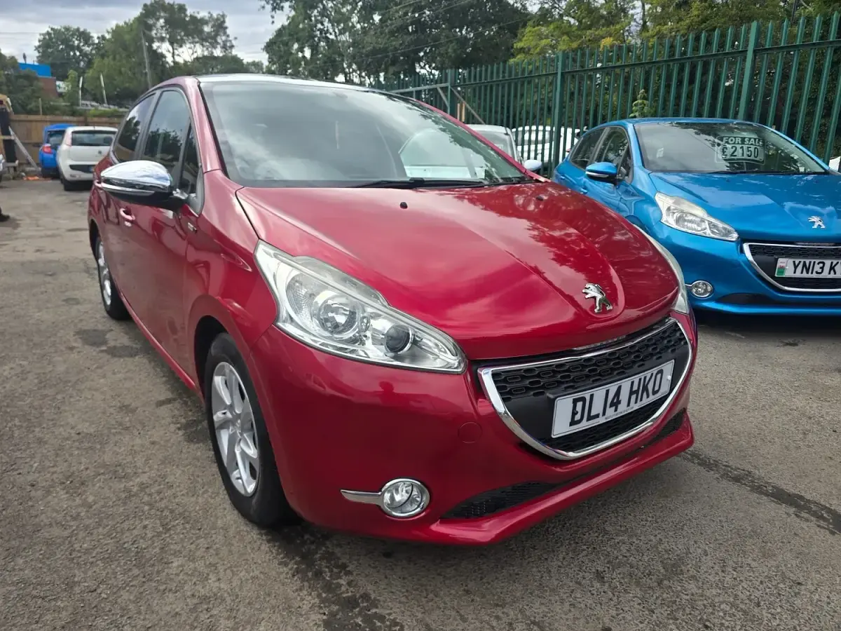 Used Peugeot 208 Style 67 HP (49 kW) 2014 Red Hatchback