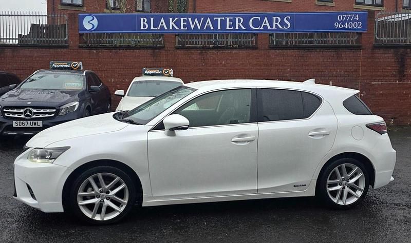Used Lexus CT200h Luxury Line 2015 White Hatchback