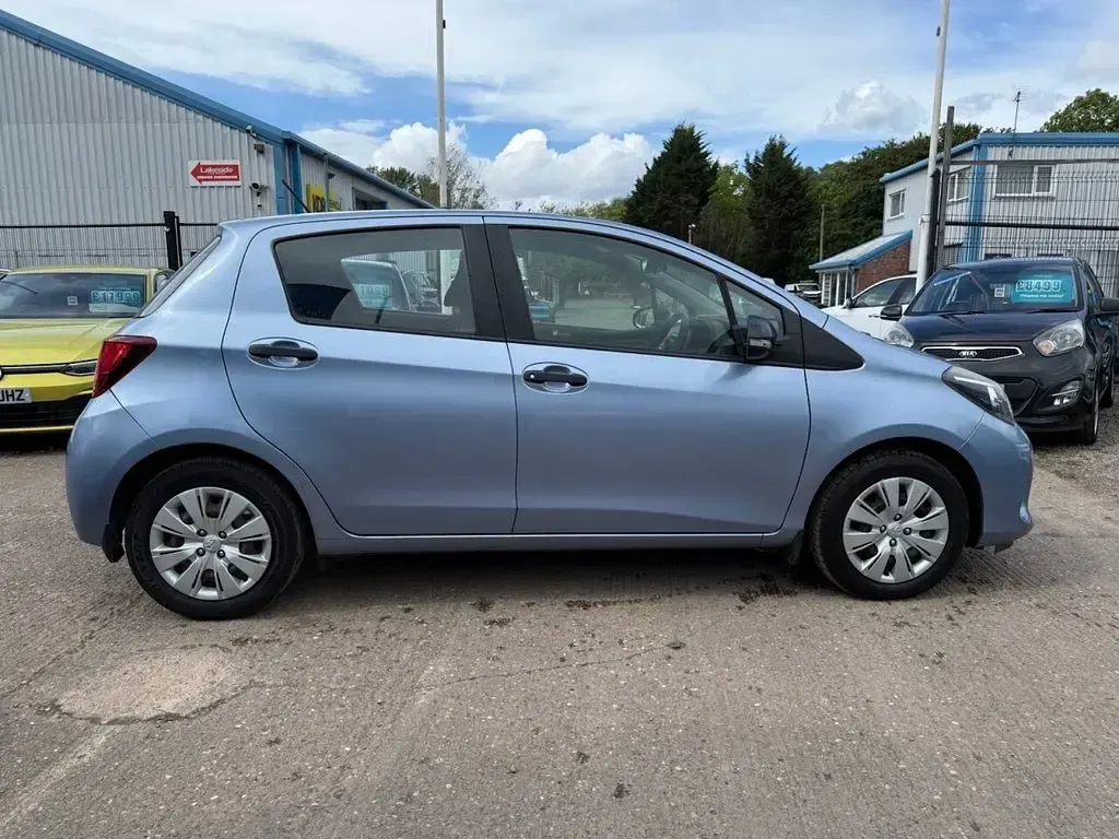 Used Toyota Yaris Active 69 HP (50 kW) 2016 Blue Hatchback