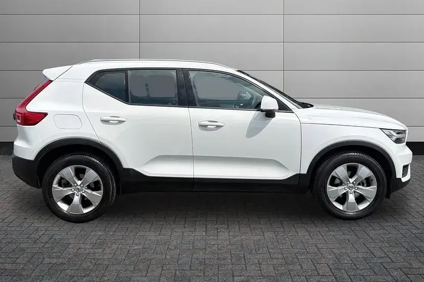 Used Volvo XC40 Momentum 161 HP (118 kW) 2022 Glacier silver SUV