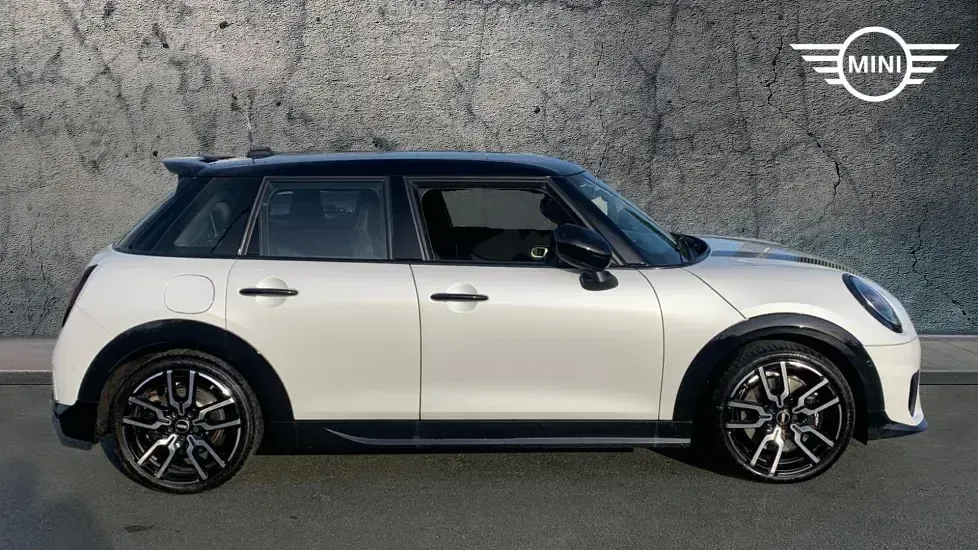Used Mini Cooper Hatch 113 kW (154 HP) 2025 White Hatchback