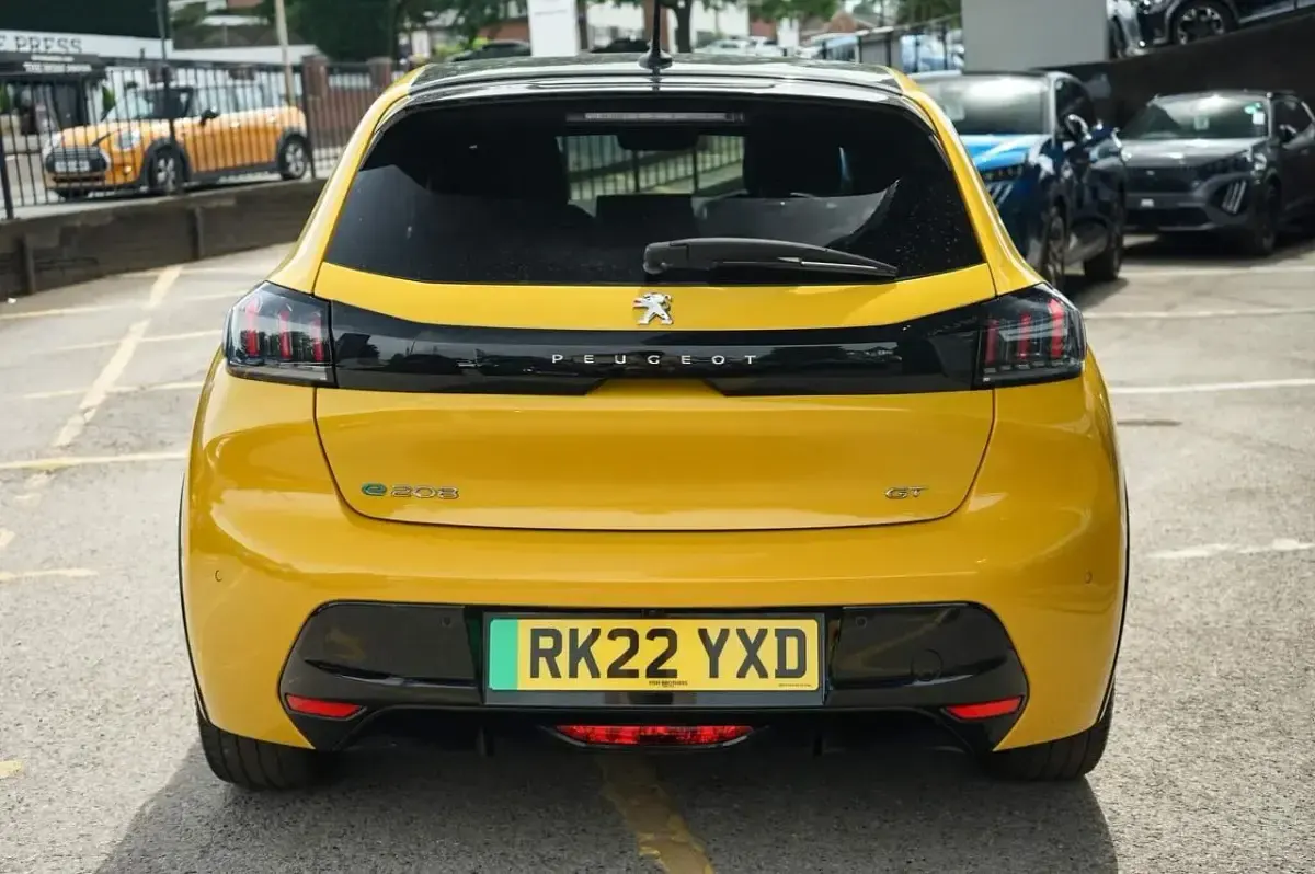 Używany Peugeot e-208 Premium 100 kW (136 KM) 2022 Żółty Hatchback