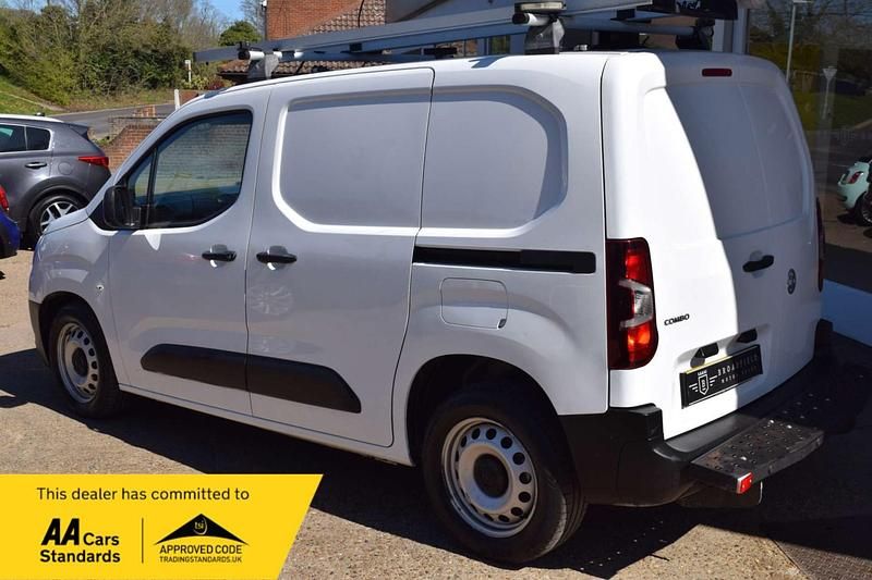 Used Vauxhall Combo Edition 100 HP (73 kW) 2019 White MPV