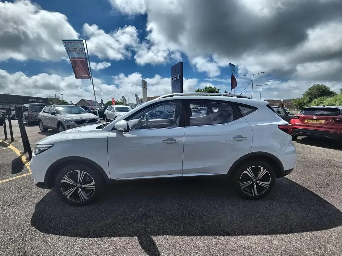 Used MG ZS Excite 105 HP (77 kW) 2023 White SUV