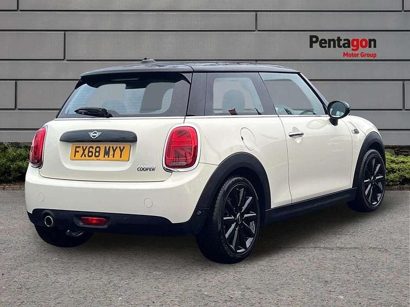 Used Mini Cooper Classic 134 HP (98 kW) 2018 White Hatchback