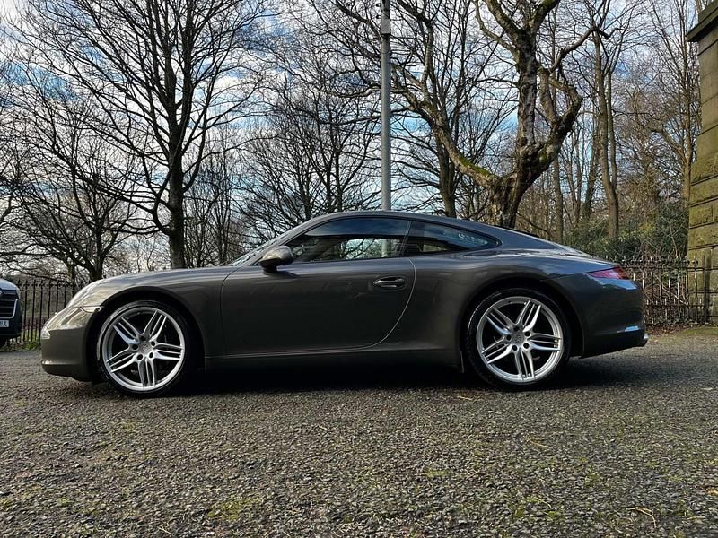 Begagnad Porsche 911 350 HK (257 kW) 2012 Grå Sportkupé