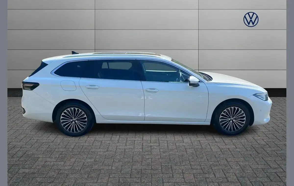 Used VW Passat Elegance 147 HP (108 kW) 2025 White Estate