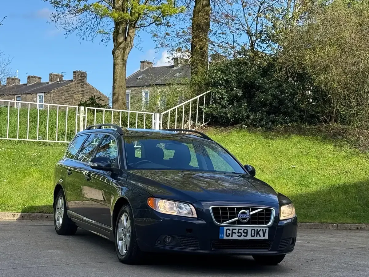 Used Volvo V70 SE 2009 Blue Estate