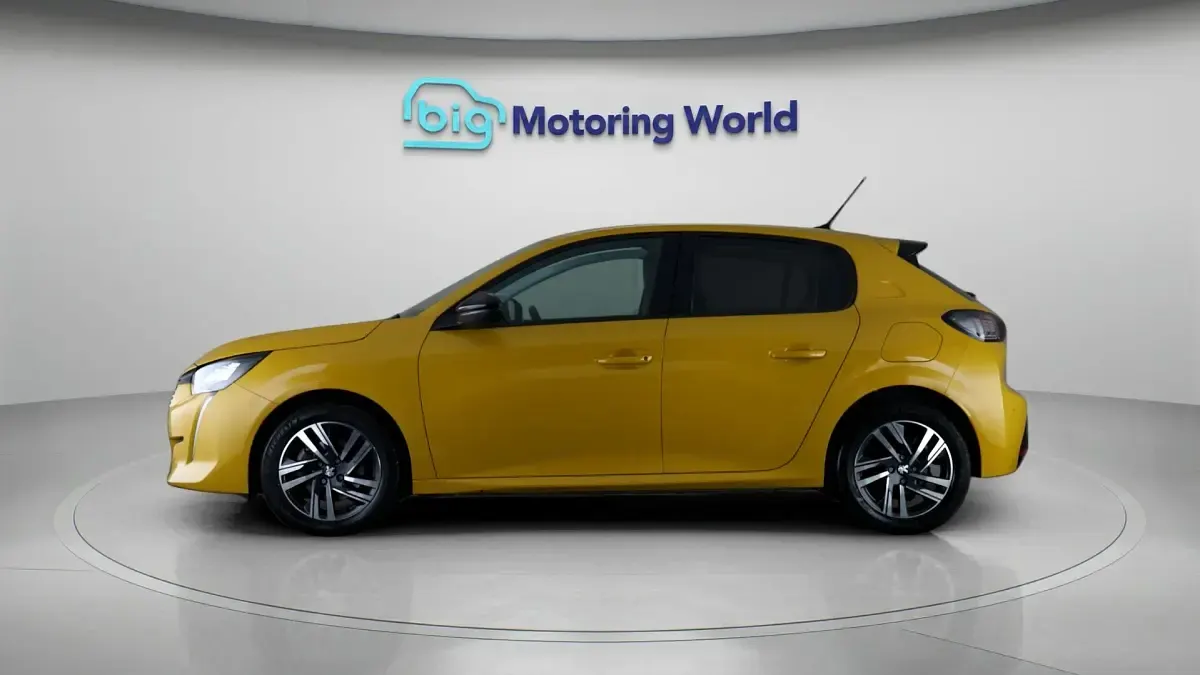 Used Peugeot 208 Allure+ 100 HP (73 kW) 2024 Yellow Hatchback