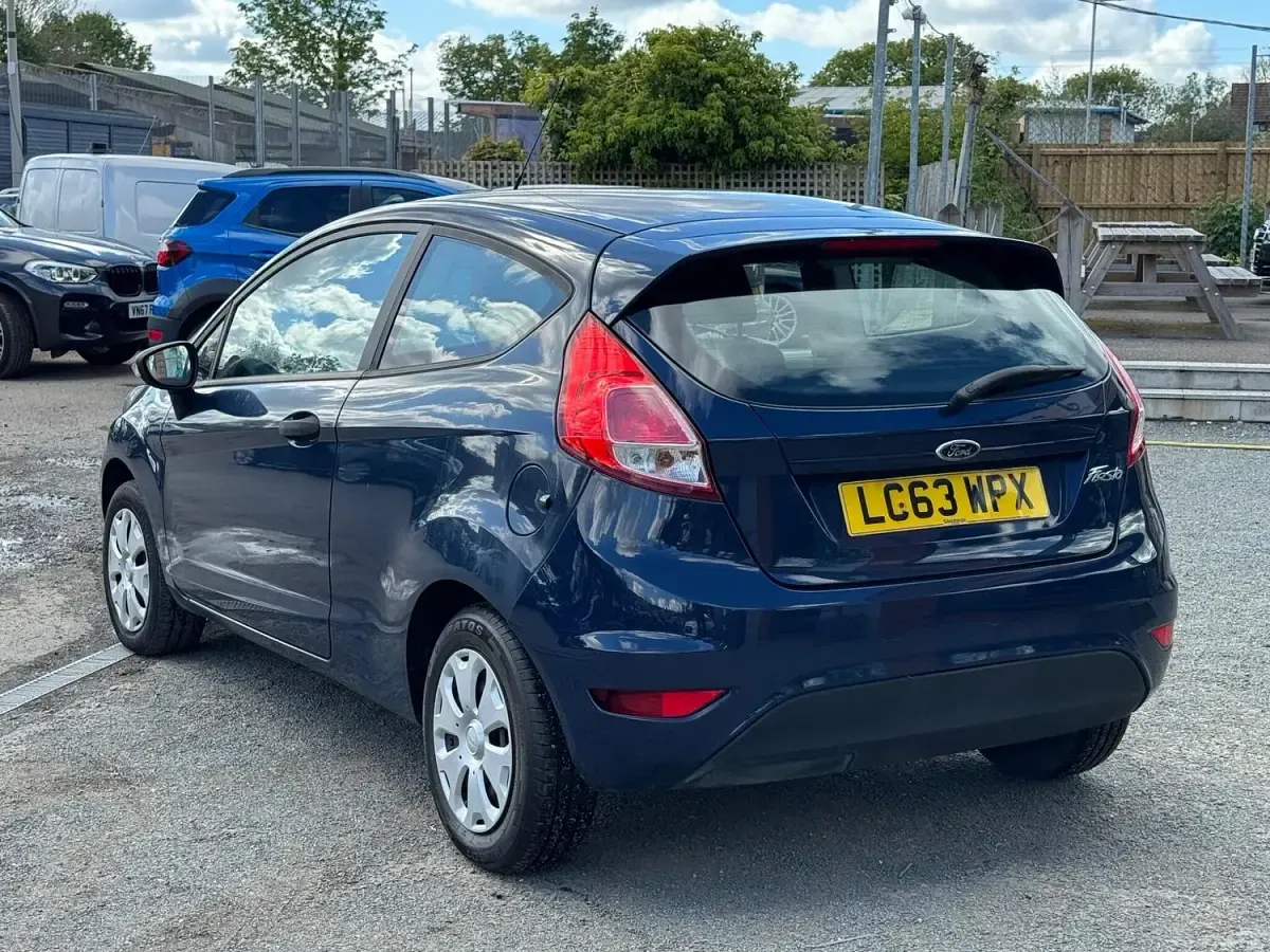 Usado Ford Fiesta Studio 82 HP (60 kW) 2014 Azul Citadino