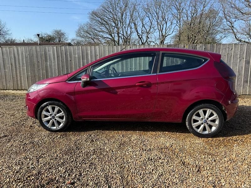 Second-hand Ford Fiesta Zetec 2010 Roșu Hatchback