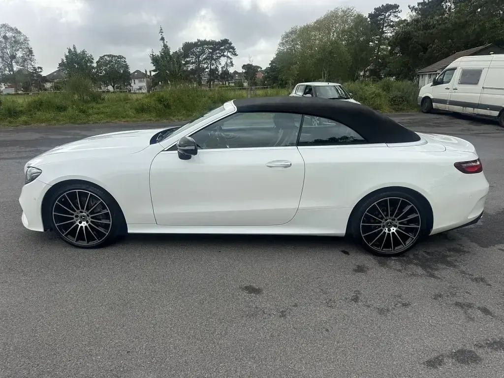 Używany Mercedes E220 AMG line 2021 Biały Kabriolet