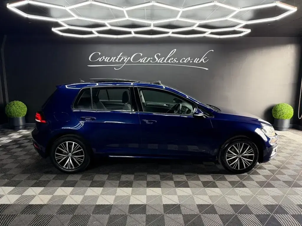 Used VW Golf VII SE 125 HP (91 kW) 2018 Blue Hatchback
