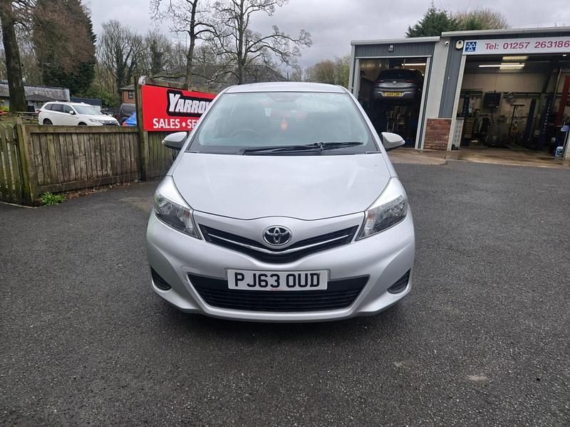 Used Toyota Yaris 99 HP (72 kW) 2013 Silver Hatchback
